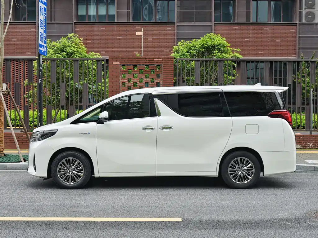 Toyota Alphard — фото 3