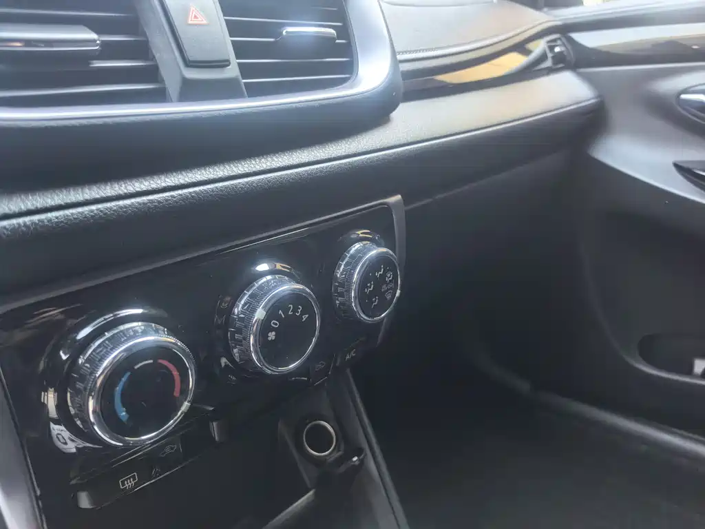 Toyota Yaris L — фото 9