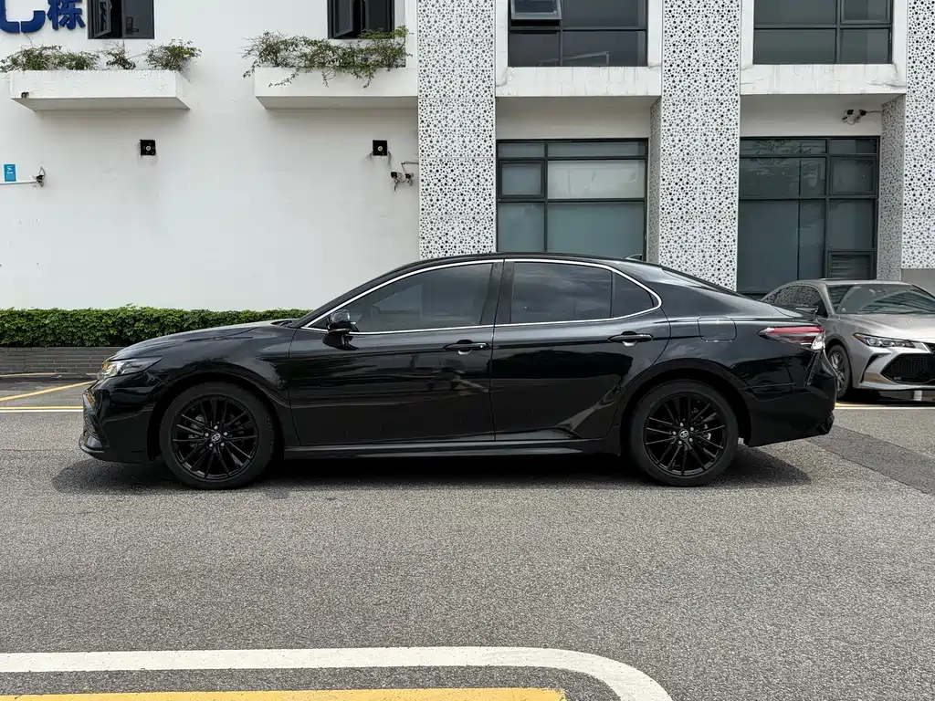 Toyota Camry — фото 4