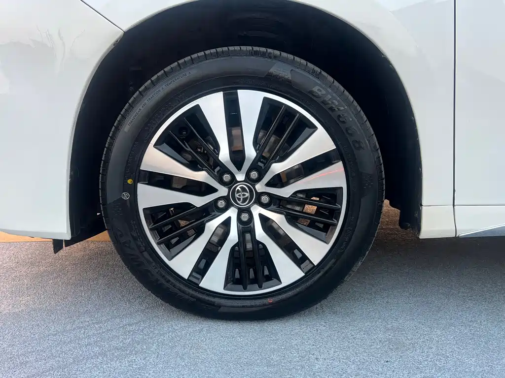 Toyota Alphard — фото 17