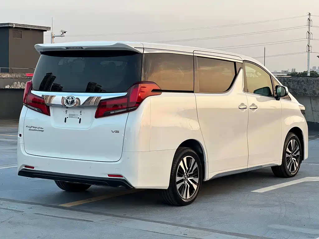 Toyota Alphard — фото 3