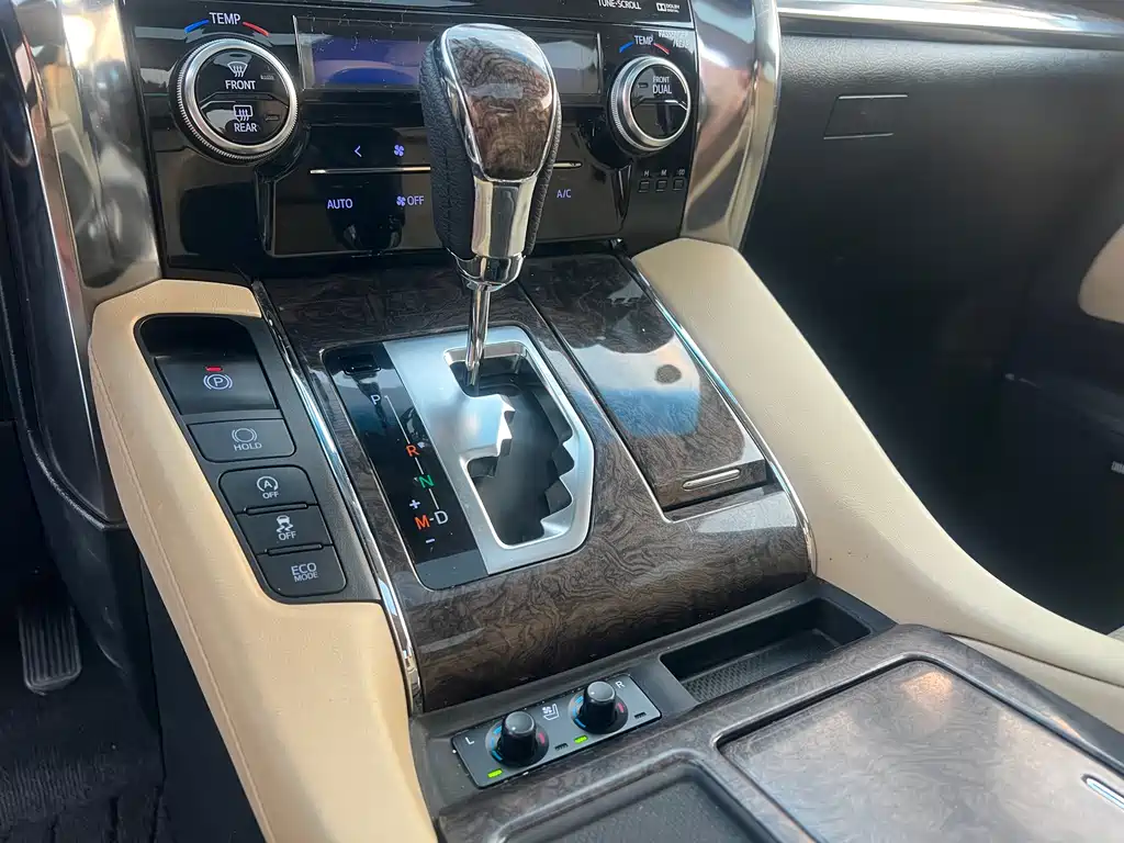 Toyota Alphard — фото 21