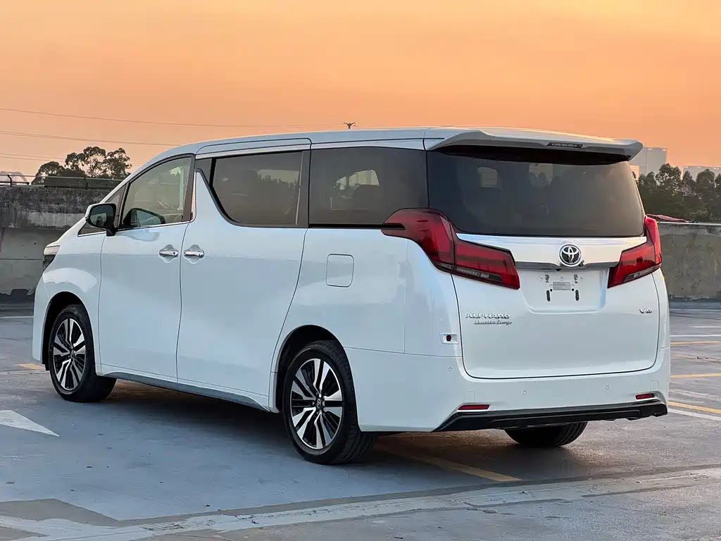 Toyota Alphard — фото 4