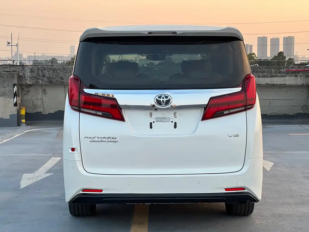 Toyota Alphard — фото 6