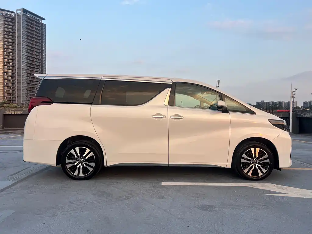 Toyota Alphard — фото 7