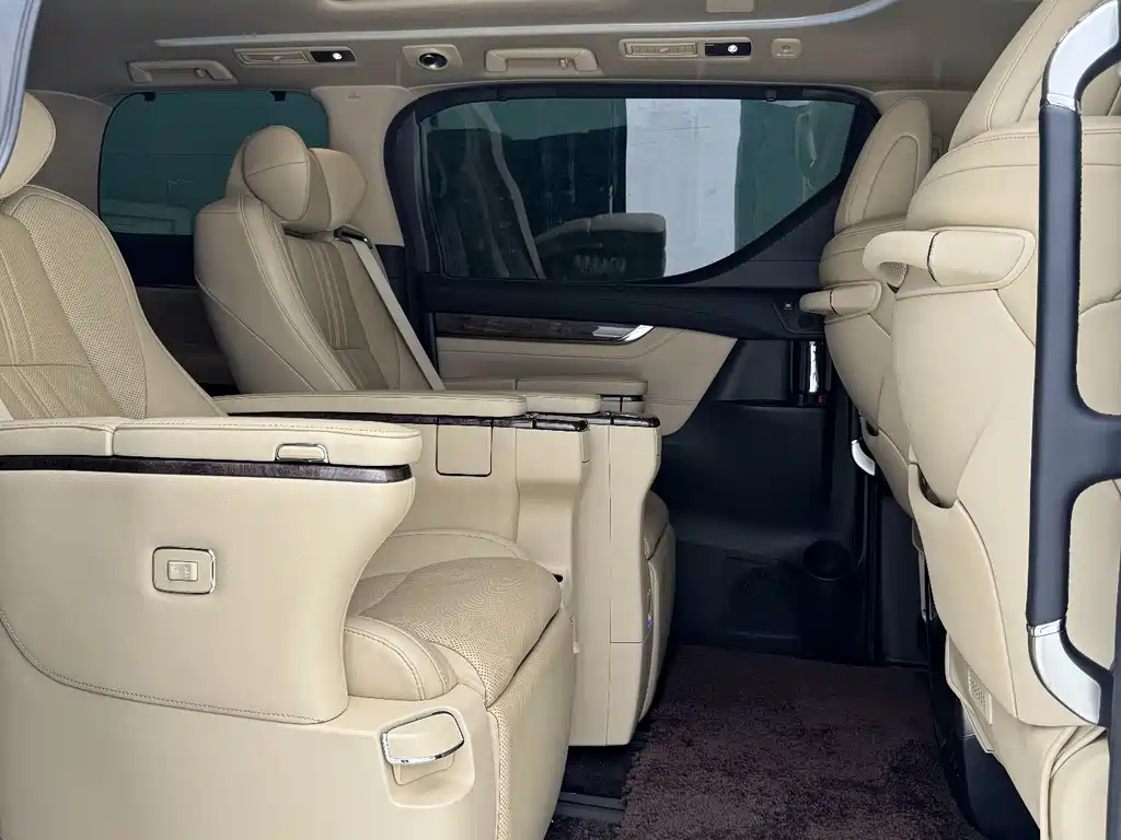Toyota Alphard — фото 9