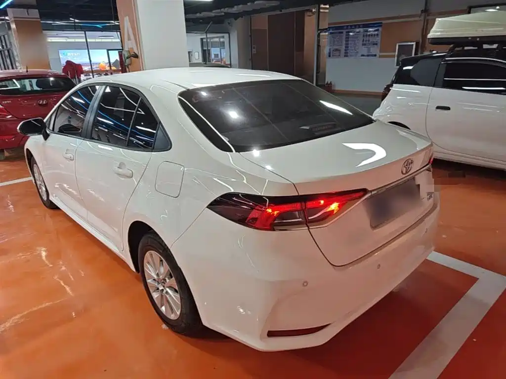 Toyota Corolla — фото 5