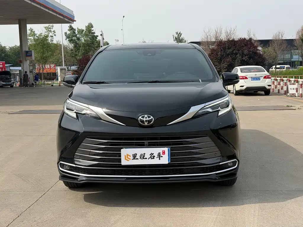 Toyota Sienna — фото 2