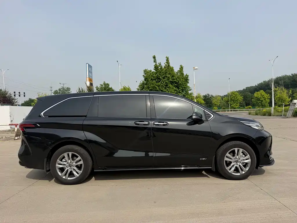 Toyota Sienna — фото 4