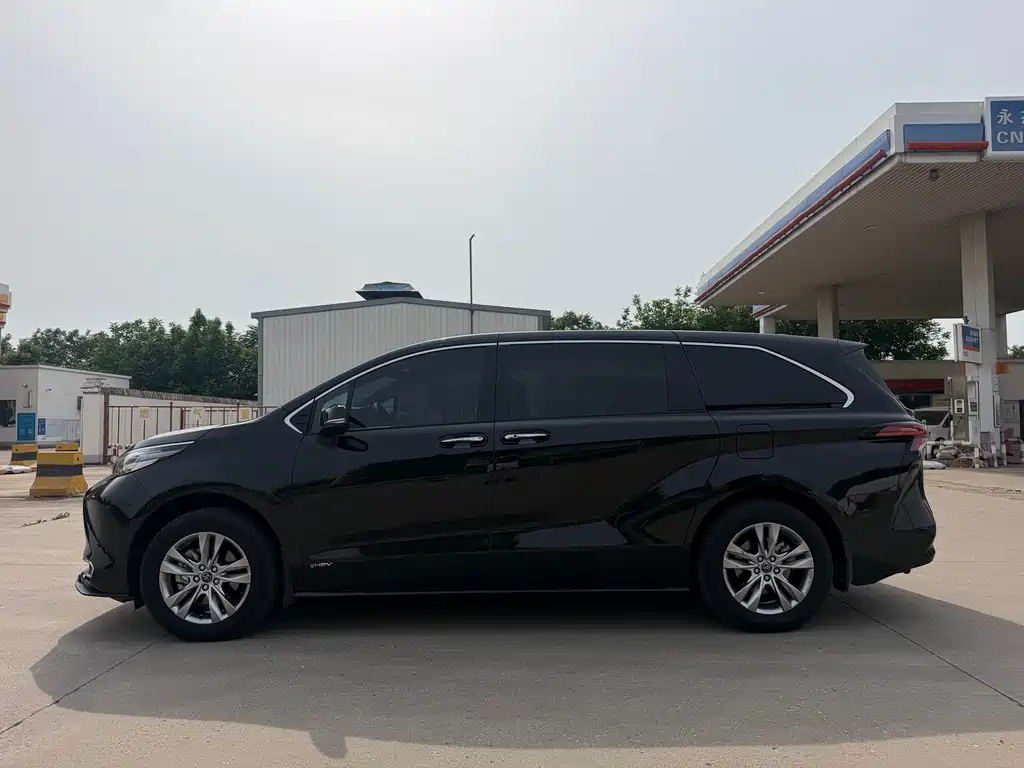 Toyota Sienna — фото 5
