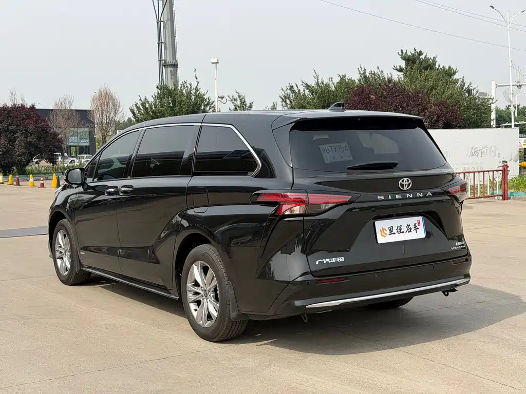 Toyota Sienna — фото 8