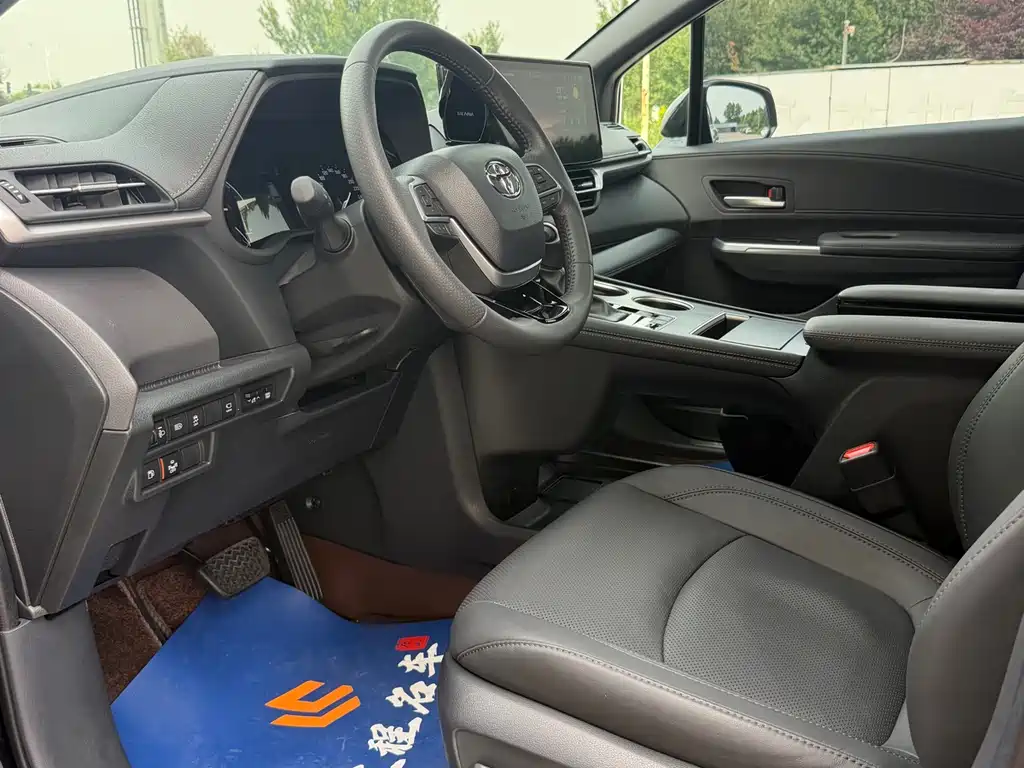 Toyota Sienna — фото 10