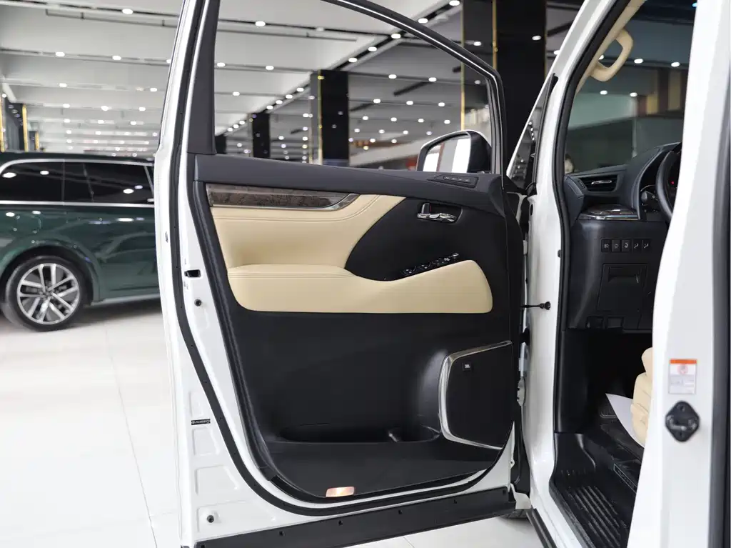Toyota Alphard — фото 6