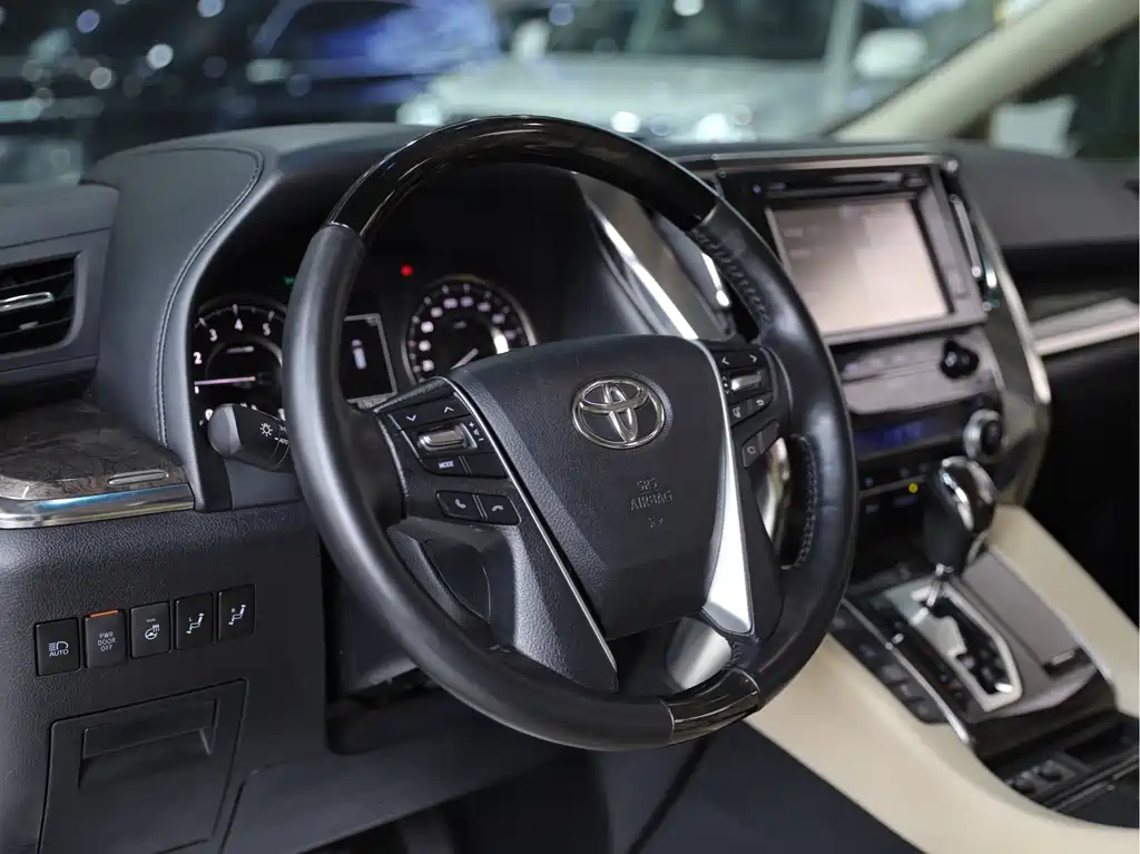 Toyota Alphard — фото 8