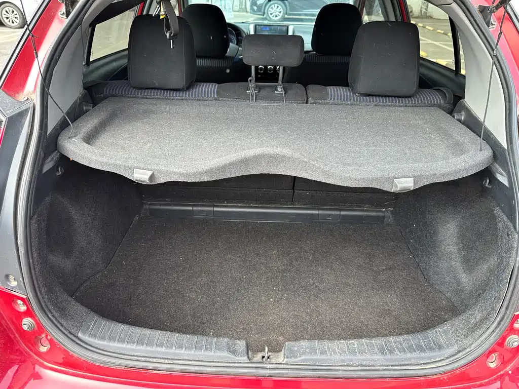Toyota Yaris L — фото 13