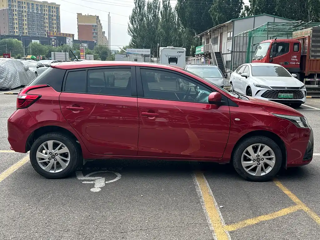 Toyota Yaris L — фото 3