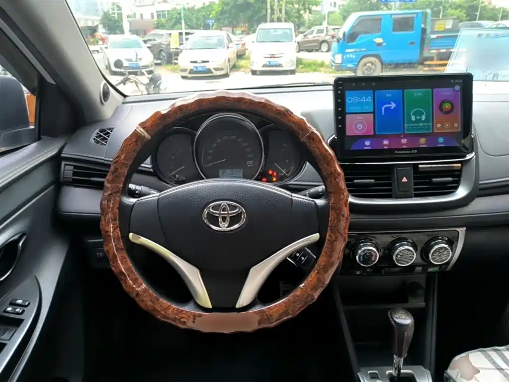 Toyota Yaris L — фото 11