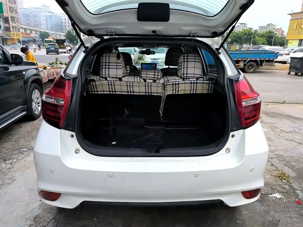 Toyota Yaris L — фото 19