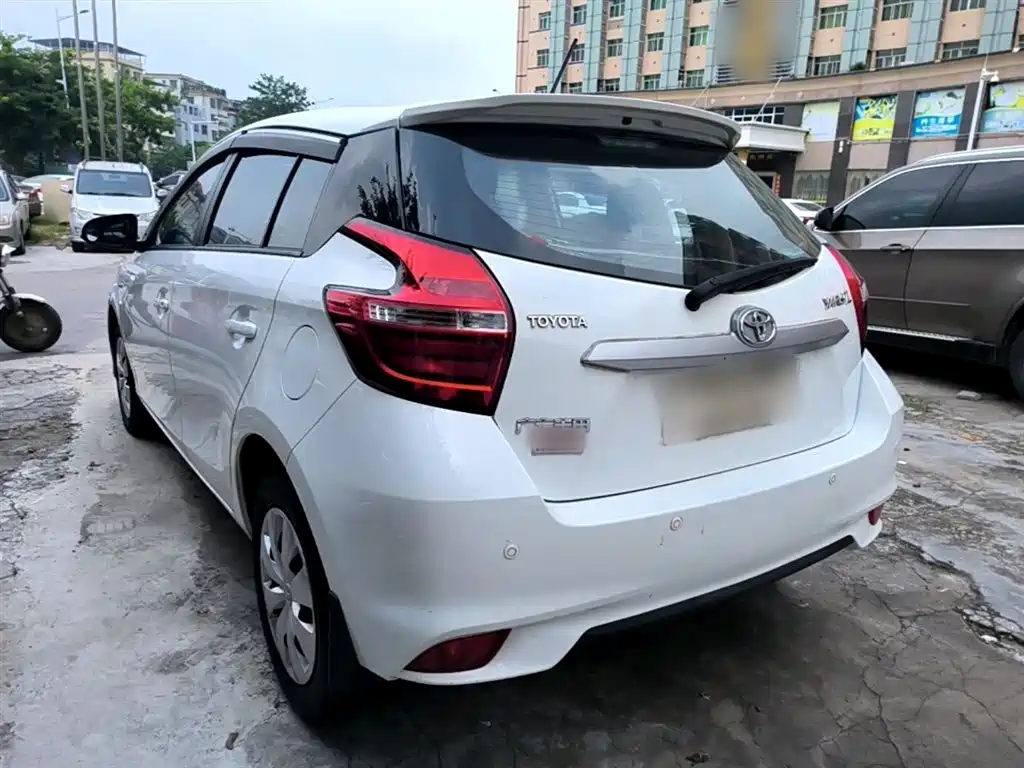 Toyota Yaris L — фото 5