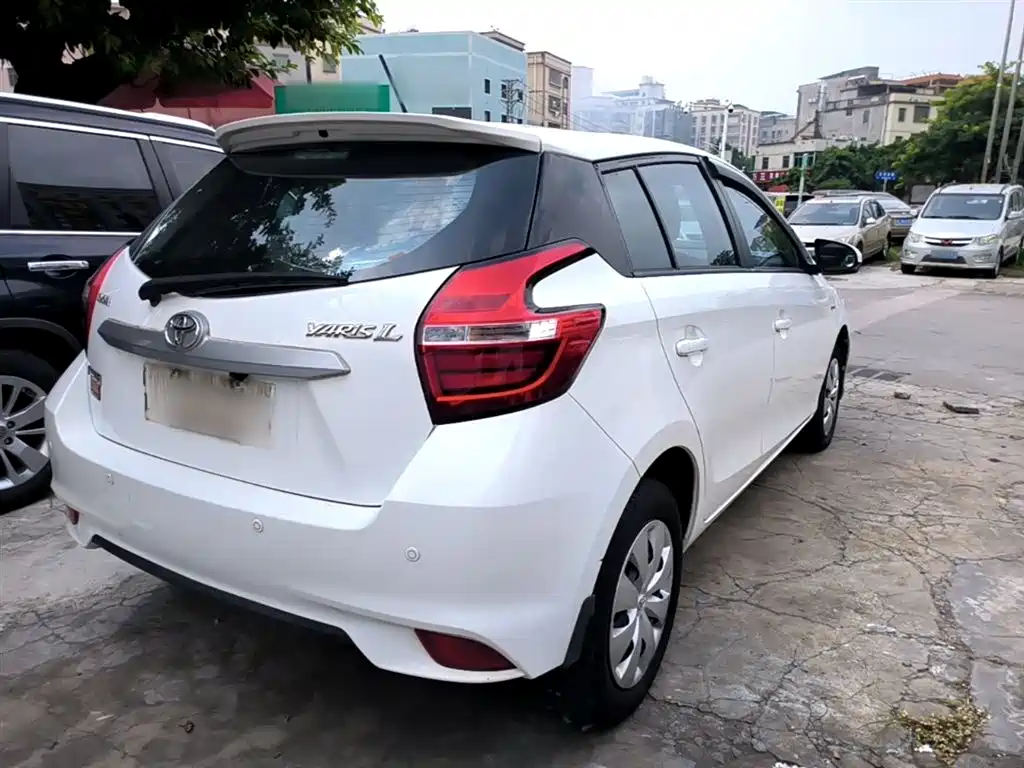 Toyota Yaris L — фото 7