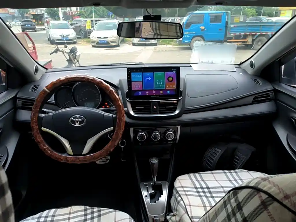 Toyota Yaris L — фото 10