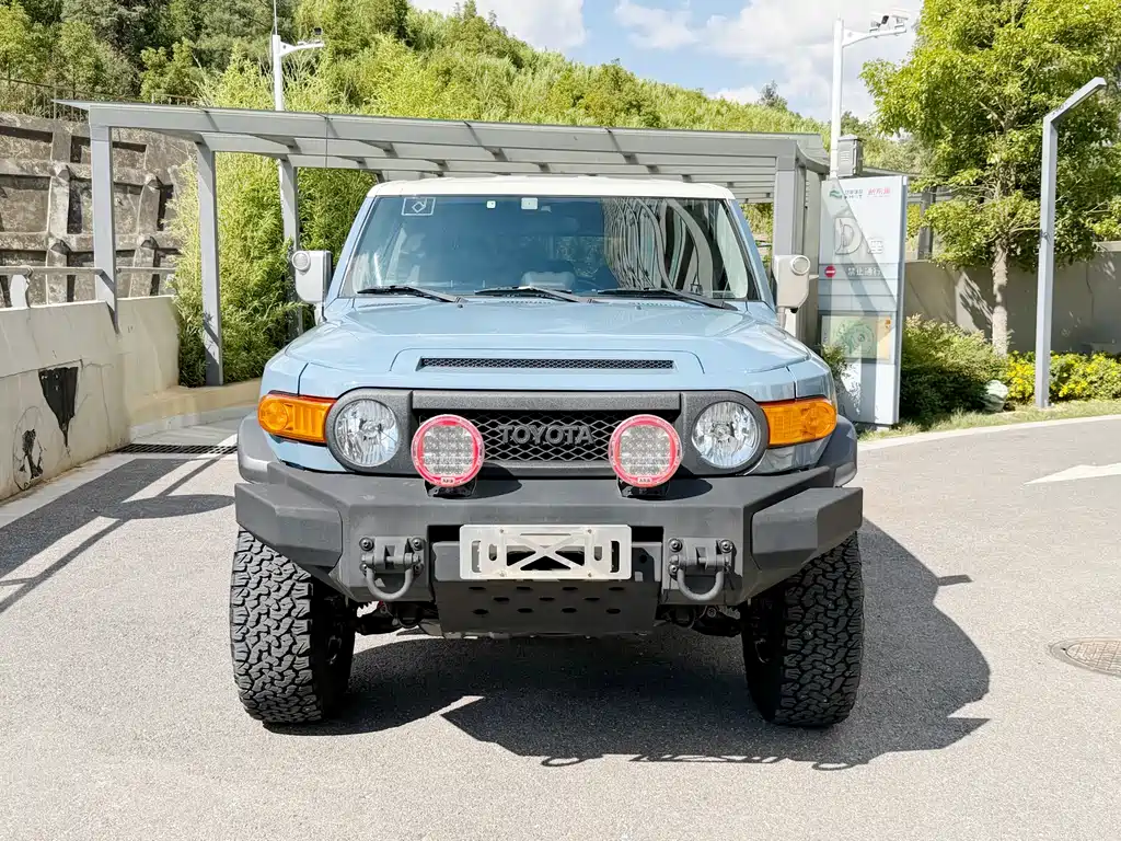 Toyota FJ Cruiser — фото 2