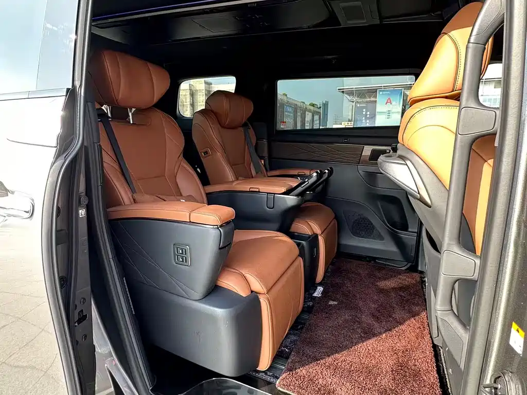 Toyota Alphard — фото 14