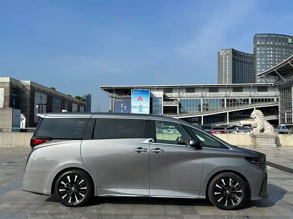 Toyota Alphard — фото 4