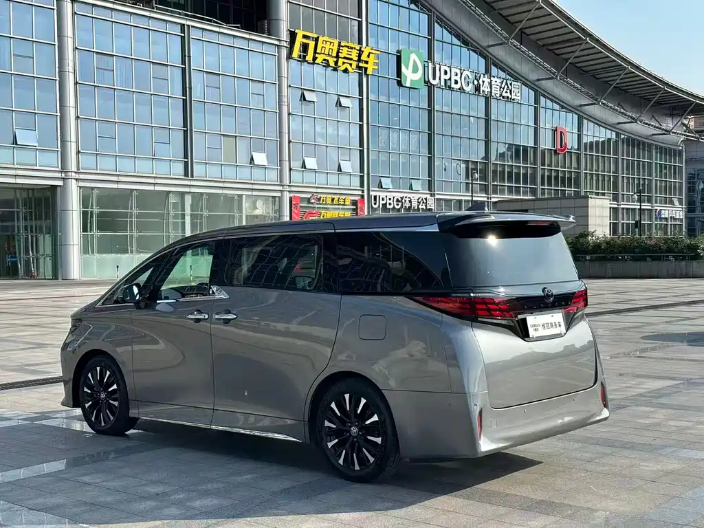 Toyota Alphard — фото 5