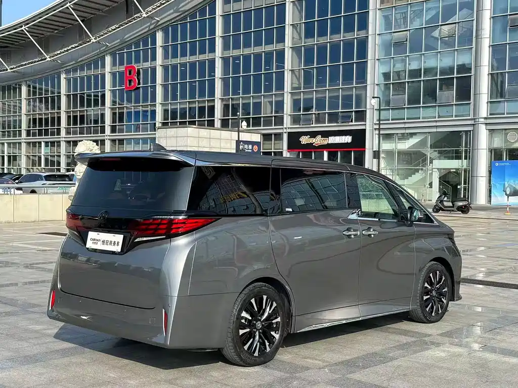 Toyota Alphard — фото 7