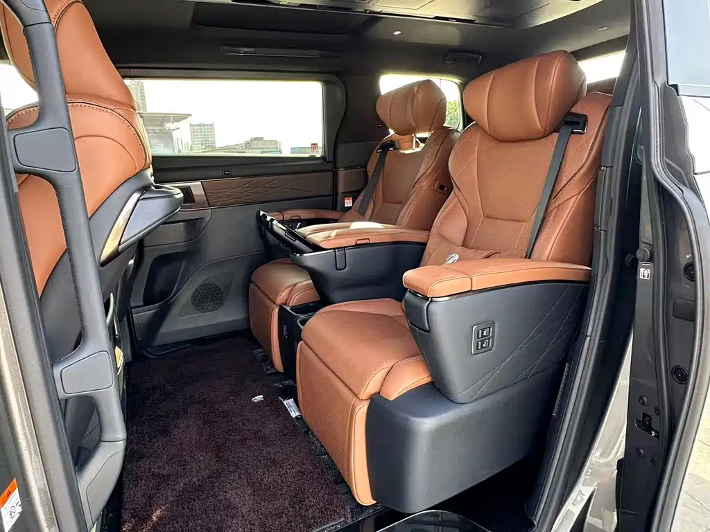 Toyota Alphard — фото 9