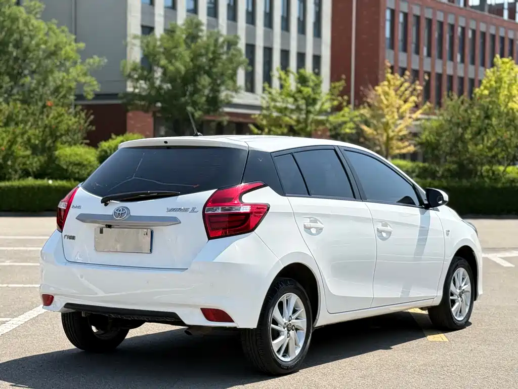 Toyota Yaris L — фото 7