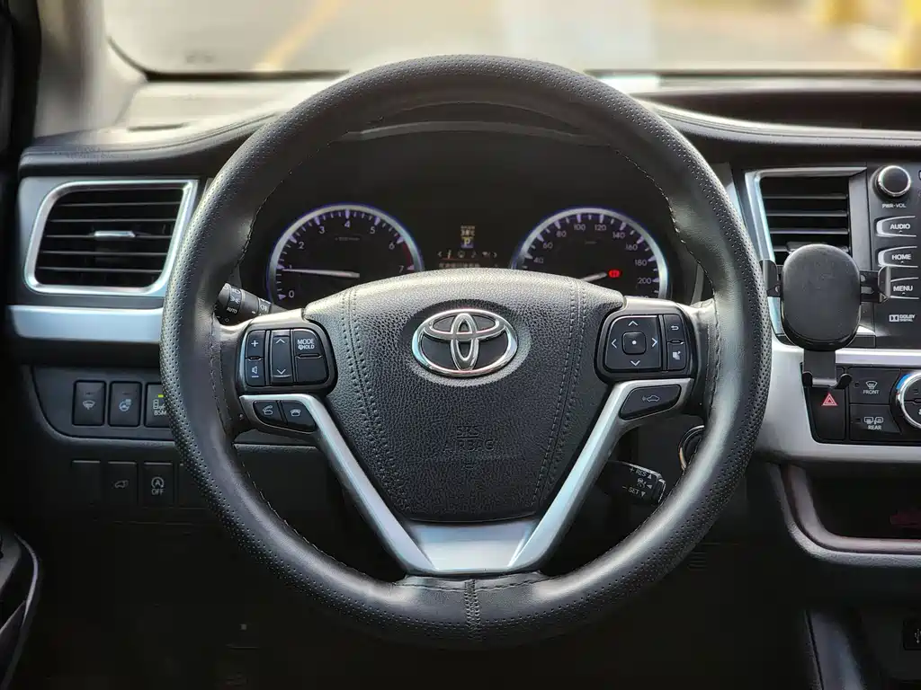 Toyota Highlander — фото 10