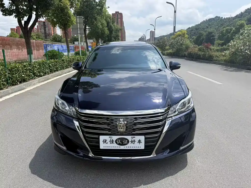 Toyota Crown — фото 2
