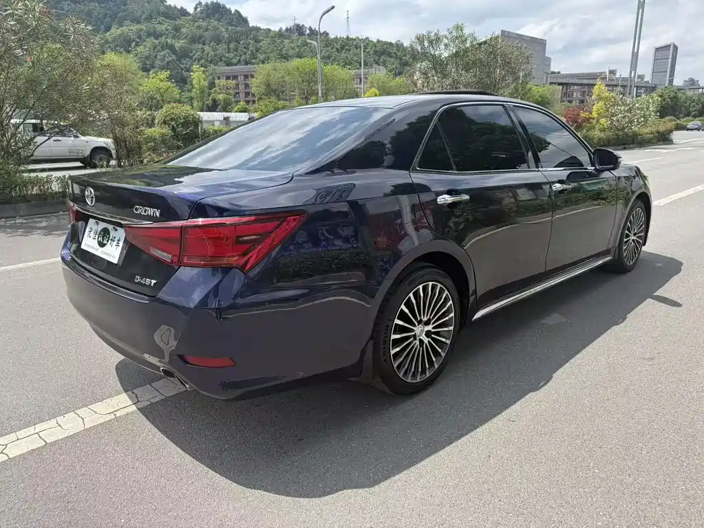 Toyota Crown — фото 12