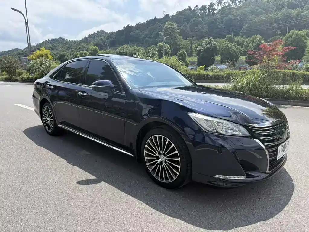 Toyota Crown — фото 3