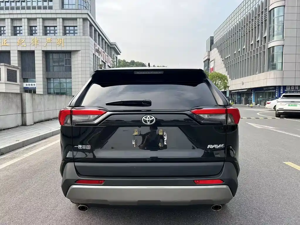 Toyota RAV4 — фото 4