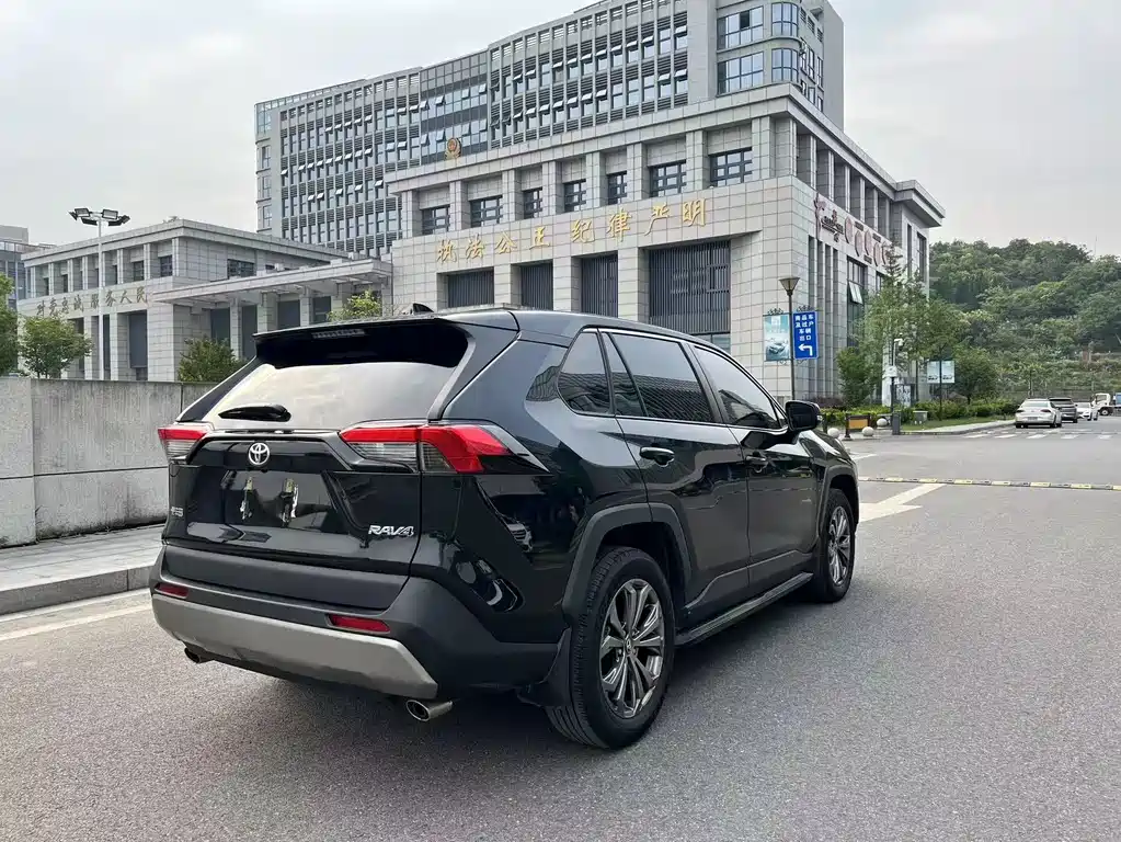 Toyota RAV4 — фото 5