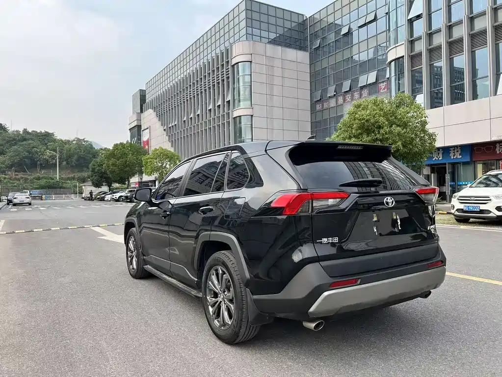Toyota RAV4 — фото 6