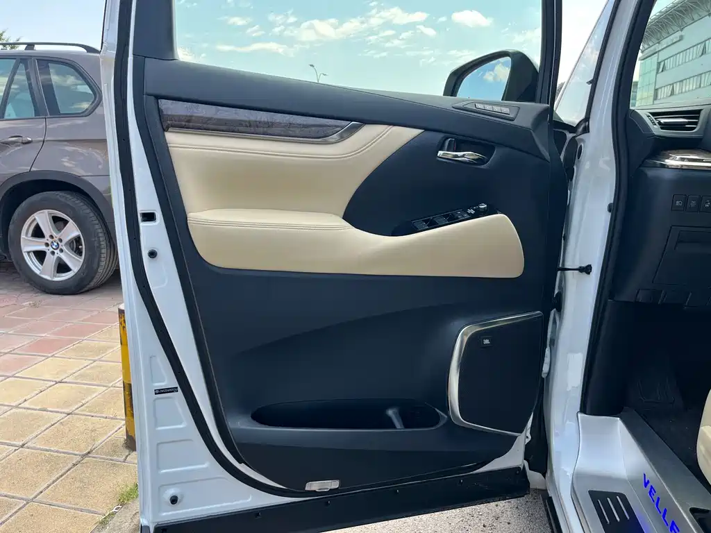 Toyota Vellfire — фото 9