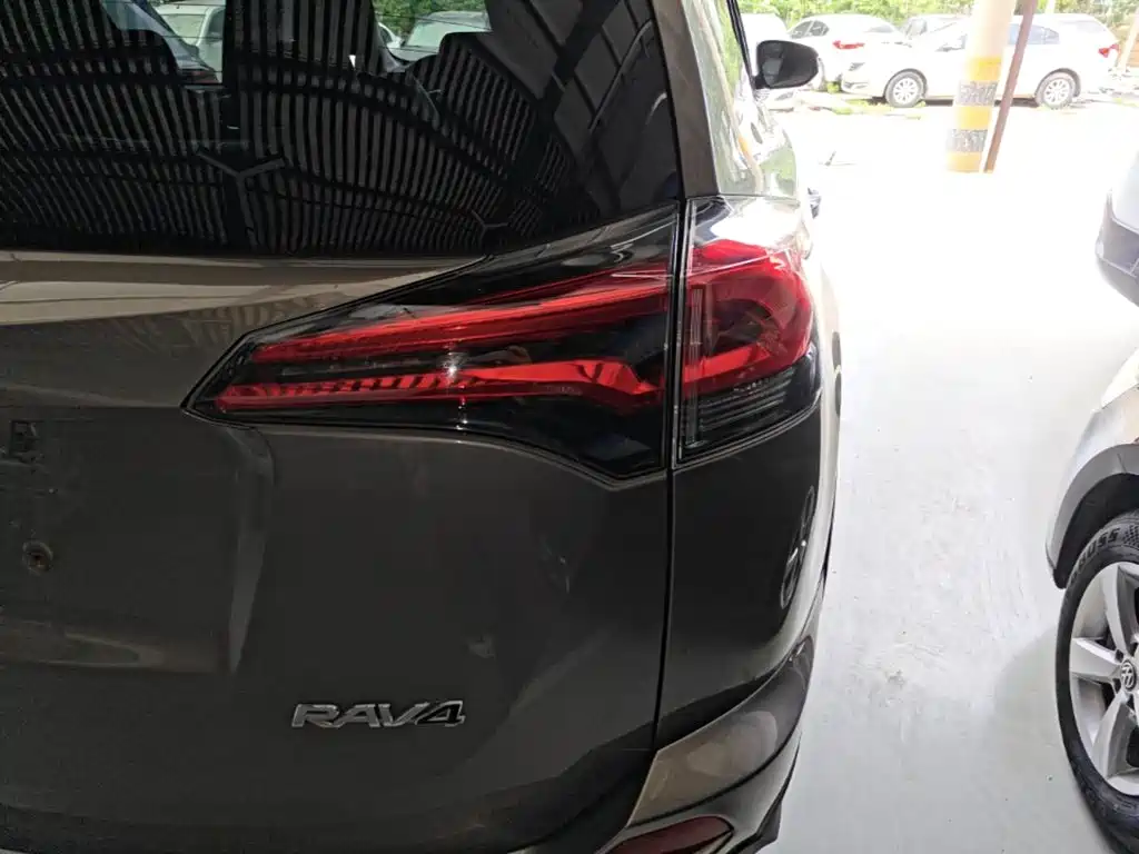 Toyota RAV4 — фото 23