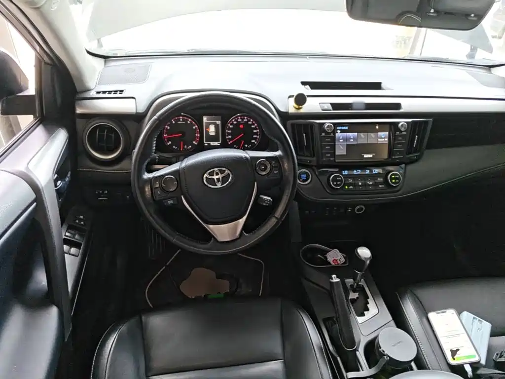 Toyota RAV4 — фото 6