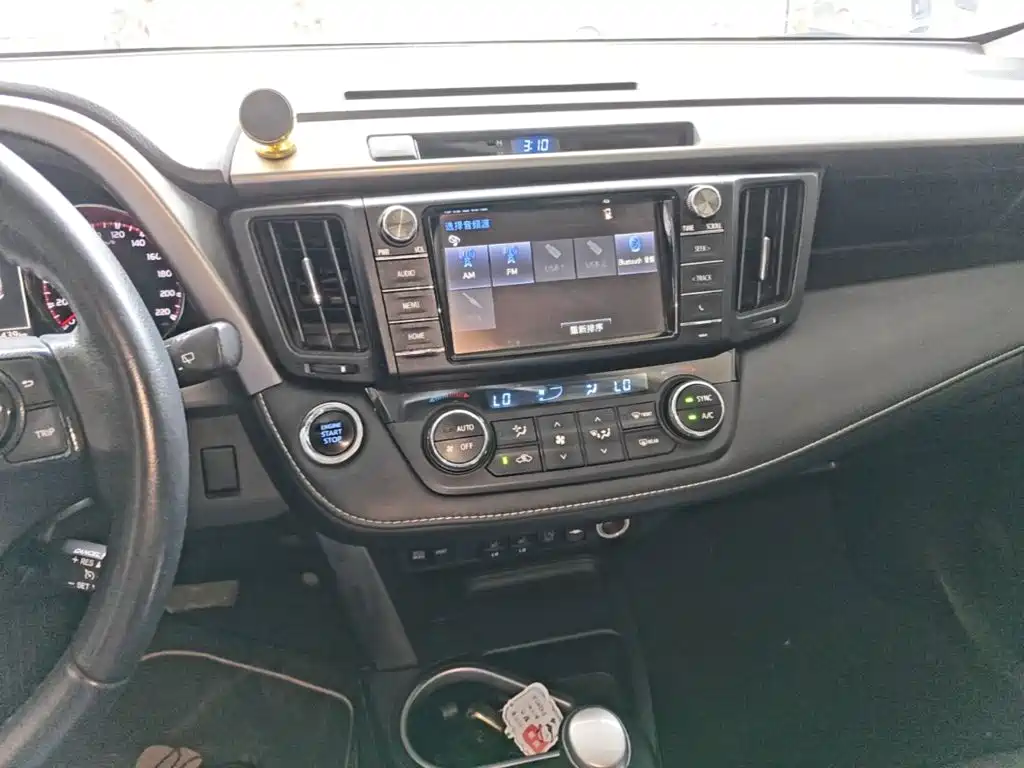 Toyota RAV4 — фото 8