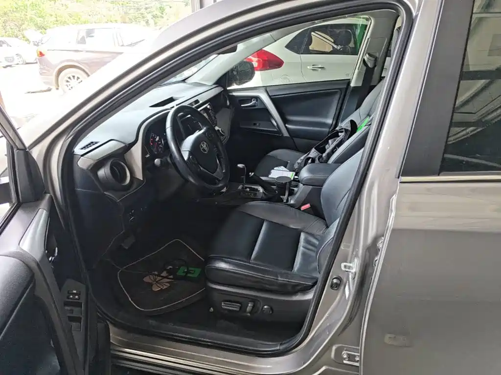Toyota RAV4 — фото 10