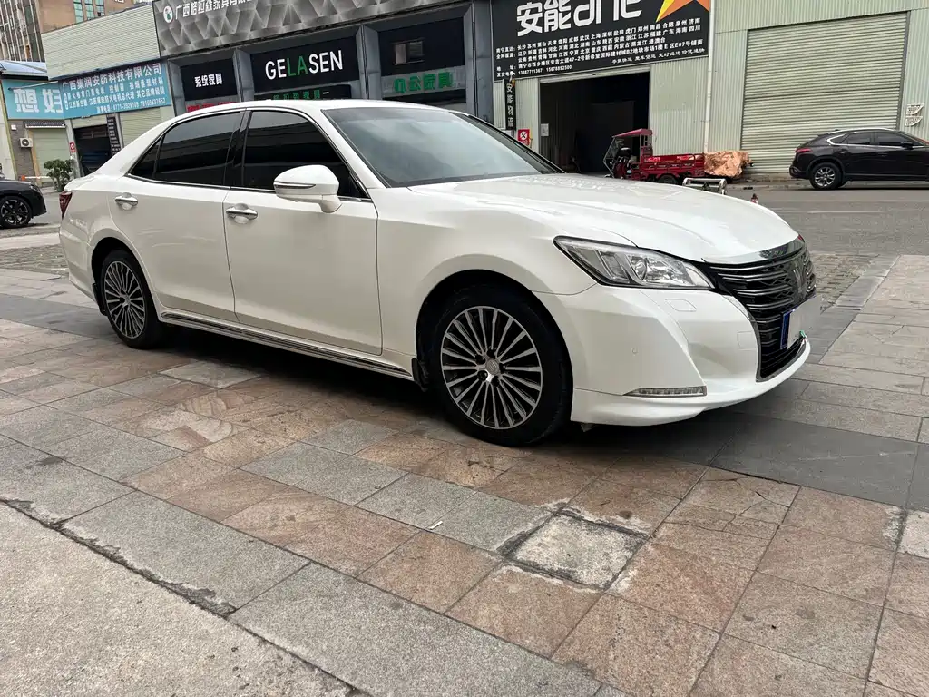 Toyota Crown — фото 3