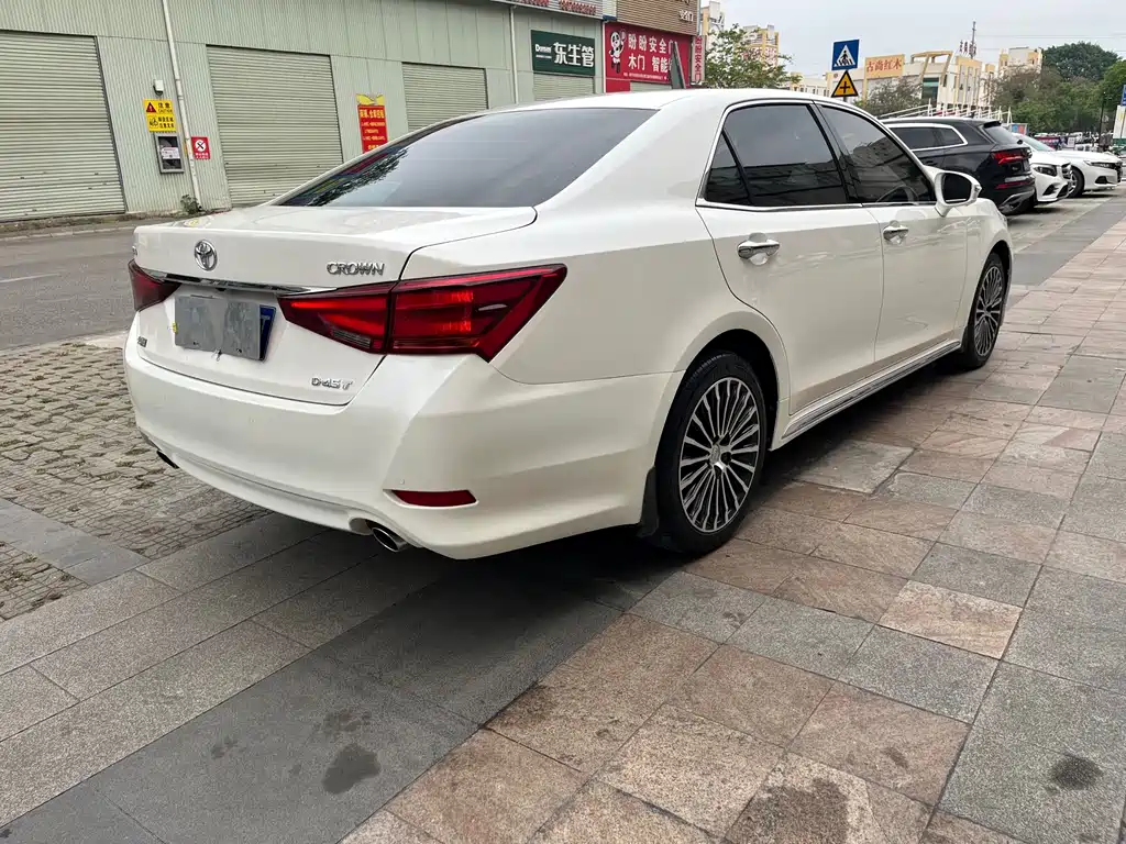 Toyota Crown — фото 4