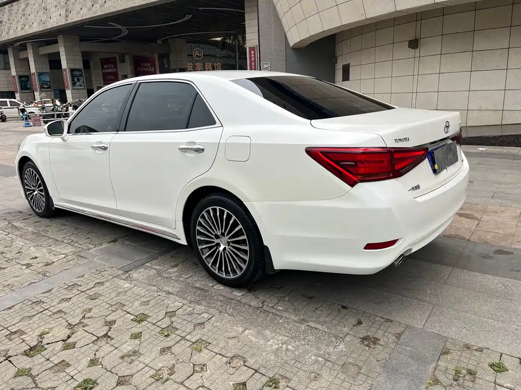 Toyota Crown — фото 6