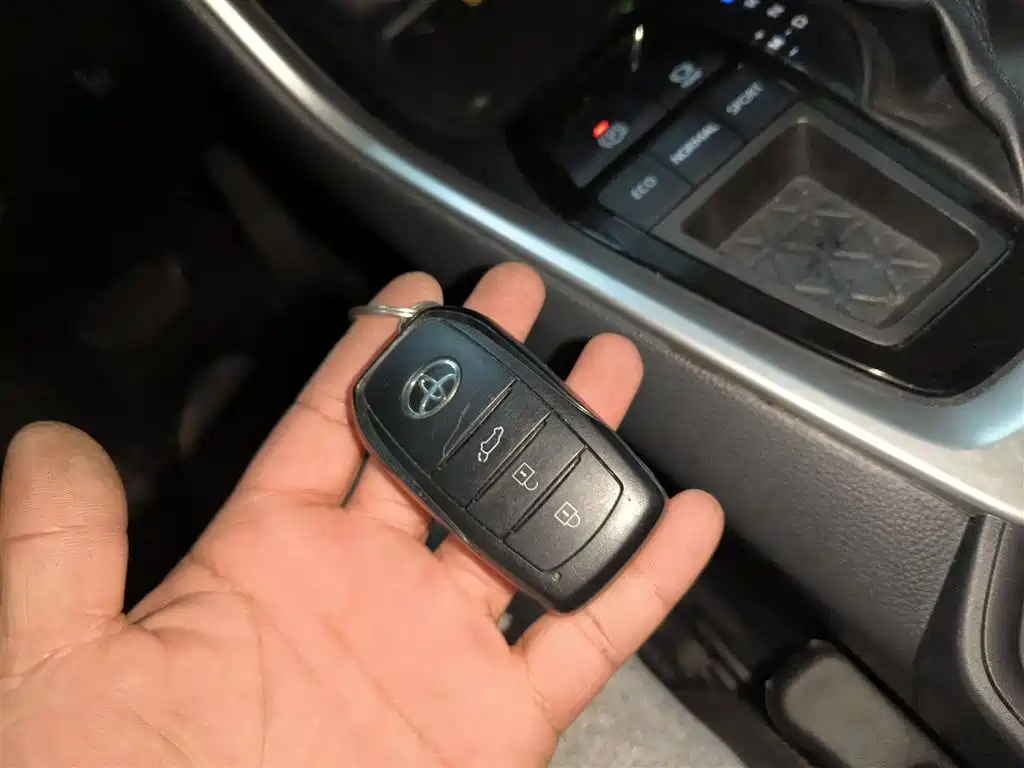 Toyota RAV4 — фото 17