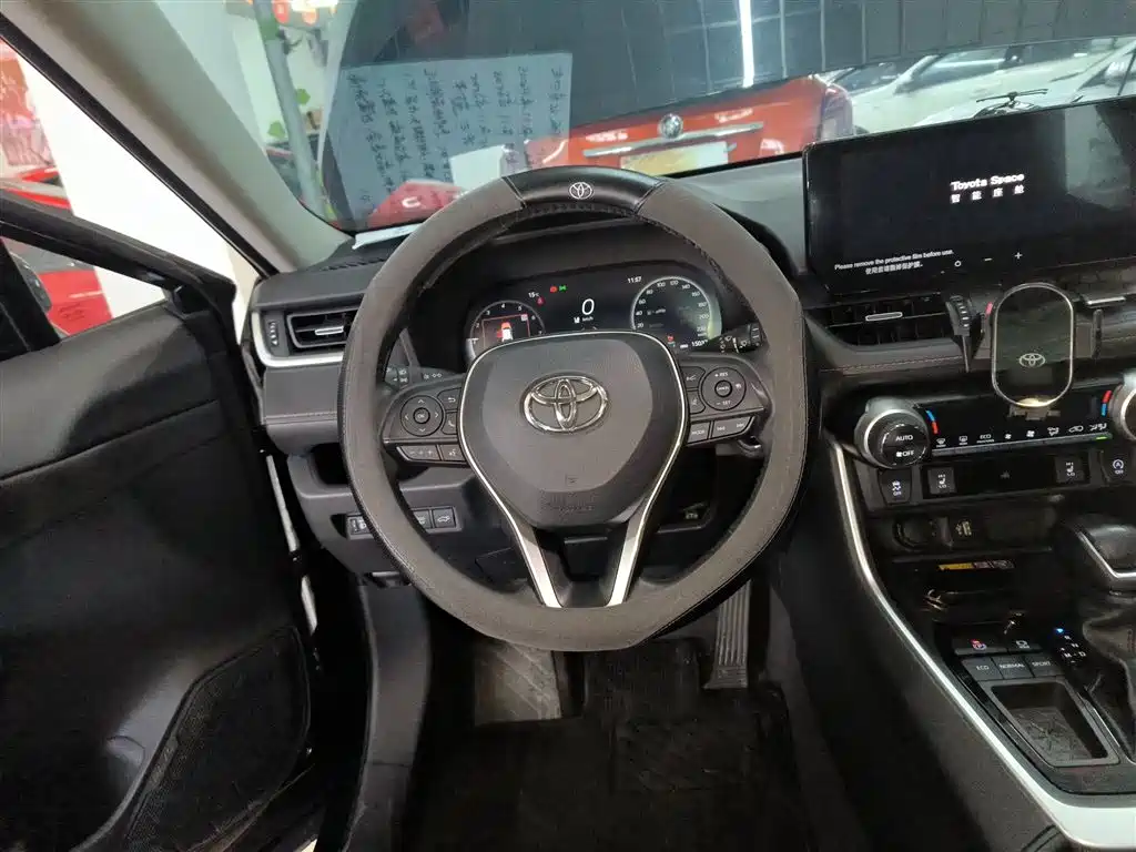 Toyota RAV4 — фото 7