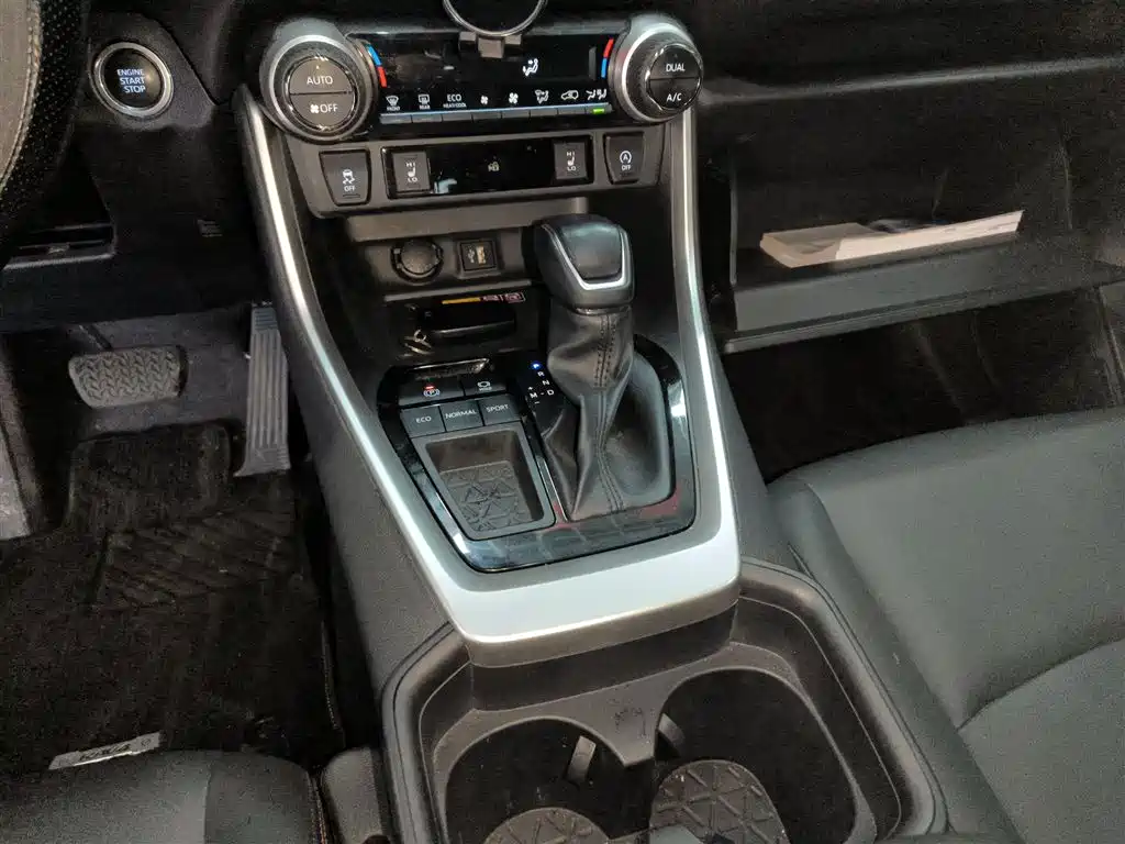 Toyota RAV4 — фото 10